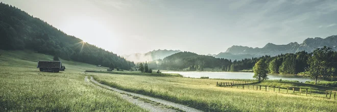 Fotokunst von Philipp Steiger: sanfter Sonnenaufgang über nebligem See in Bayern