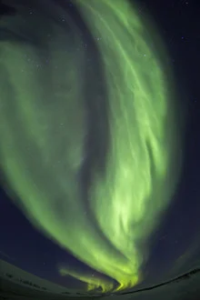 Fotokunst von Dirk Heckmann: starkes Polarlicht über dem norwegischen Himmel