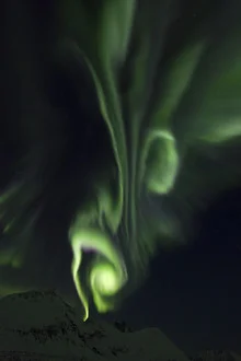 Fotografische Darstellung des Polarlichts über einem verschneiten Landschaftsbild in Norwegen.
