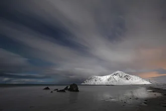 Fotokunst von Dirk Heckmann: nächtliche Lofotenlandschaft mit Wolken und Bergen