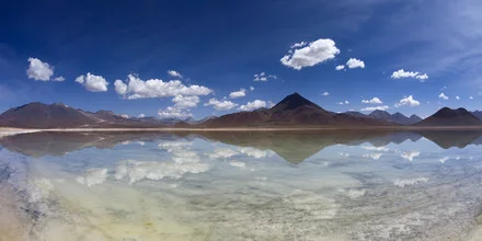 Fotokunst von Dirk Heckmann: Lagune auf dem Altiplano in Bolivien mit Bergen und blauem Himmel.