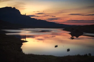 Fotokunst von Jean Claude Castor: Sonnenuntergang über den Storr-Felsen in Schottland