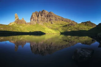 Panorama von Schottland im Morgenlicht mit dem Old Man of Storr und ruhigem See.