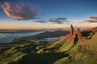 Fotokunst von Jean Claude Castor: Sonnenaufgang über dem Old Man of Storr in Schottland.