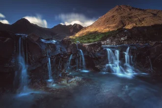Wunderschöner Blick auf die Fairy Pools auf der Isle of Skye mit sanften Schatten.