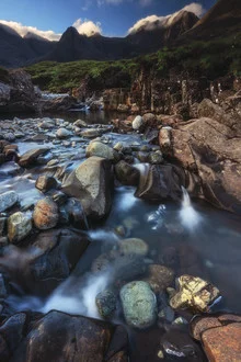 Fotokunst von Jean Claude Castor: ruhige Szenerie der Fairy Pools in Schottland