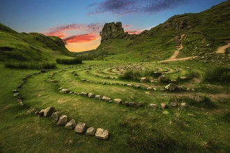 Wunderschöner Sonnenuntergang über dem Fairy Glen auf der Isle of Skye