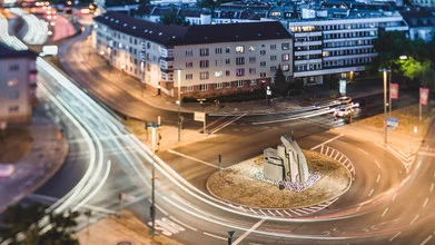 Fotokunst von Ronny Behnert: Nachtaufnahme des Rathenauplatzes in Berlin.