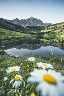 Fotokunst von Philipp Steiger: ruhiger Bergsee umgeben von sanften Hügeln