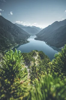 Fotokunst von Philipp Steiger: friedlicher Blick auf Berge und einen klaren See in Österreich