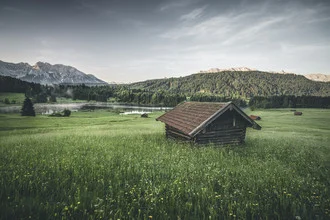 Fotokunst von Philipp Steiger: ruhiger Bergsee bei Morgendämmerung in Bayern