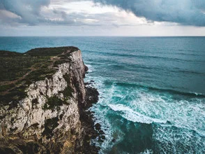 Raue Küste der Algarve mit Wellen und Steilküste, friedliche Küstenlandschaft