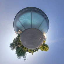 Fotokunst von Stefan Schurr: kleiner Planet mit Bäumen und Gebäuden in 360-Grad-Panorama