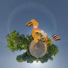 Fotokunst: kleiner Planet eines Spielplatzes mit Bäumen und einem Holzschiff.