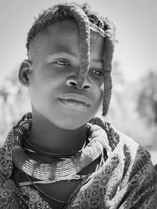Mädchen vom Stamm der Himbas - fotokunst von Phyllis Bauer