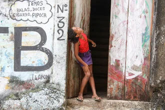 Fotokunst von Miro May: lebendige Straßenszene mit Mädchen in Salvador, Brasilien.