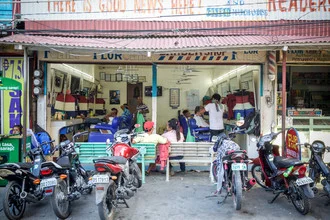Fotokunst von Miro May: Friseursalon auf der Straße in San Jose, Philippinen.