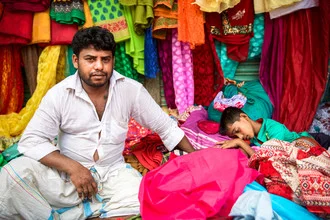 Farbenfrohes Porträt eines Mannes, der auf der Straße schläft, in Dhaka, Bangladesch.