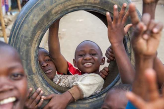 Glückliche Kinder in Nairobi, die zusammen spielen und lachen.