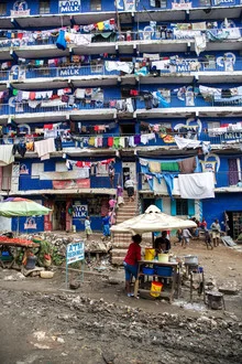 Fotokunst von Miro May: Hochhaus im urbanen Lebensraum von Nairobi, umgeben von Menschen.