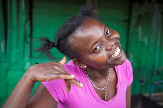 Porträt einer lächelnden Frau aus Nairobi, leuchtende Farben und fröhliche Stimmung.