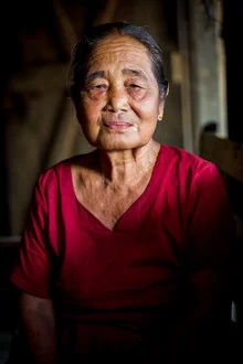 Nahaufnahme einer Marma-Frau aus Bangladesch, die Licht und Schatten einfängt.
