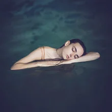 Photo art by Rova Fineart - Simone Betz: a sleeping woman in the water