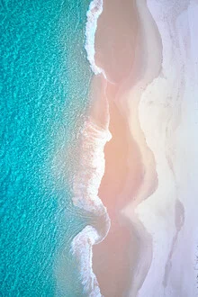 Fotokunst von Sandflypictures: Küstenlandschaft mit sanften Wellen und weichem Sand