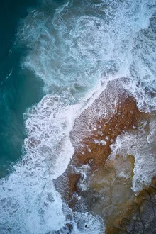 Photo by Thomas Enzler: rough sea with cliffs in Australia, dramatic cloud mood.