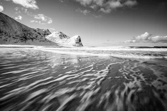 Black-and-white photo of waves at the Norwegian coast, calm atmosphere.