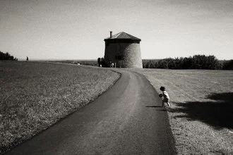 Fotokunst von Jianwei Yang: Schwarz-Weiß Aufnahme eines Kindes auf der Straße in Quebec.