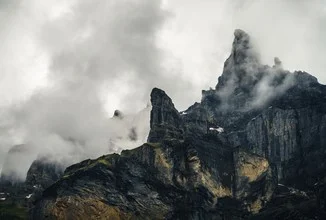 Fotokunst von Alex Wesche: sanfte Berglandschaft im Nebel