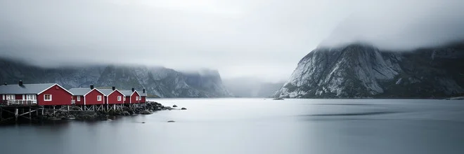 Photo by Dennis Wehrmann: tranquil landscape in Sakrisøy, Norway.