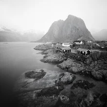 Fotokunst: Schwarz-weiß Aufnahme von Fischerhütten in Hamnøy, Norwegen