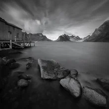 Landscape photo of the Lofoten in Norway, gentle waves and clear skies.