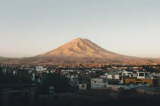 Fotokunst von Ueli Frischknecht: Vulkan El Misti über der Stadt Arequipa im warmen Licht