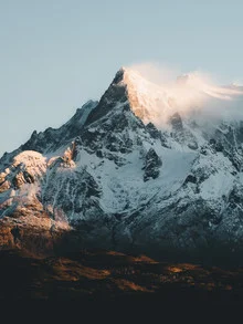 Fotokunst von Ueli Frischknecht: Berglandschaft in Patagonien mit resistenten Helden.