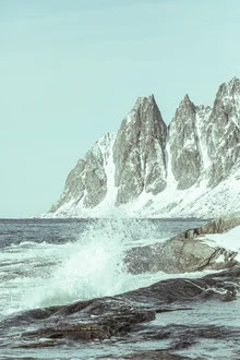 Fotokunst von Sebastian Worm: ruhige Küstenlandschaft mit Bergen in Norwegen