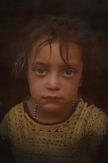 Fotokunst von Rada Akbar: Mädchen in einem Flüchtlingslager in Kabul, Afghanistan.