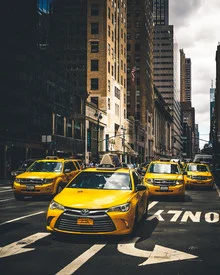 Dunkles Foto eines gelben Taxis in urbaner Umgebung, vermittelt eine ruhige Stimmung.
