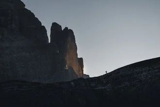 Wandbild von Christoph Johann: Wanderer auf einem Pfad in den Dolomiten, umgeben von Natur.