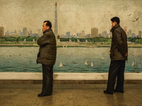 Fotokunst von Franziska Söhner: Männer warten an einer U-Bahn-Station in Nordkorea