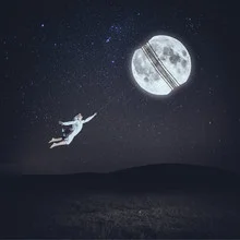 Fotokunst: surrealer Moment mit einem Menschen, der zum Mond fliegt.