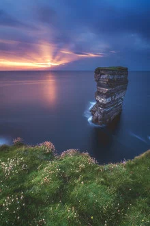 Wunderschöner Sonnenuntergang über der Küste von Irland mit Felsformationen.