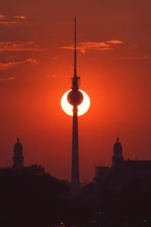 Fotokunst von Jean Claude Castor: Berliner Fernsehturm bei Sonnenuntergang mit Halbmond.