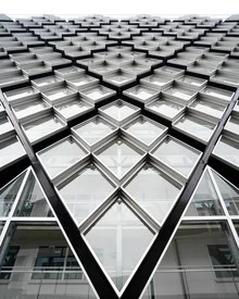 Fotokunst von Oliver Matziol: geometrisches Motiv mit Rauten und urbanen Linien in Eindhoven