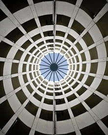 Fotokunst von Oliver Matziol: Symmetrische Architektur mit spiralförmigen Elementen