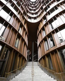 Fotokunst von Oliver Matziol: geometrische Linien und goldene Farben in einer Treppe