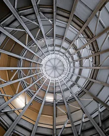 Fotokunst von Oliver Matziol: hypnotische Symmetrie mit Linien und Kreisen