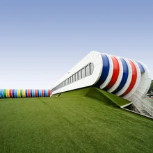 Fotokunst von Oliver Matziol: harmonische Sportlandschaft mit bunten Linien und Geometrie